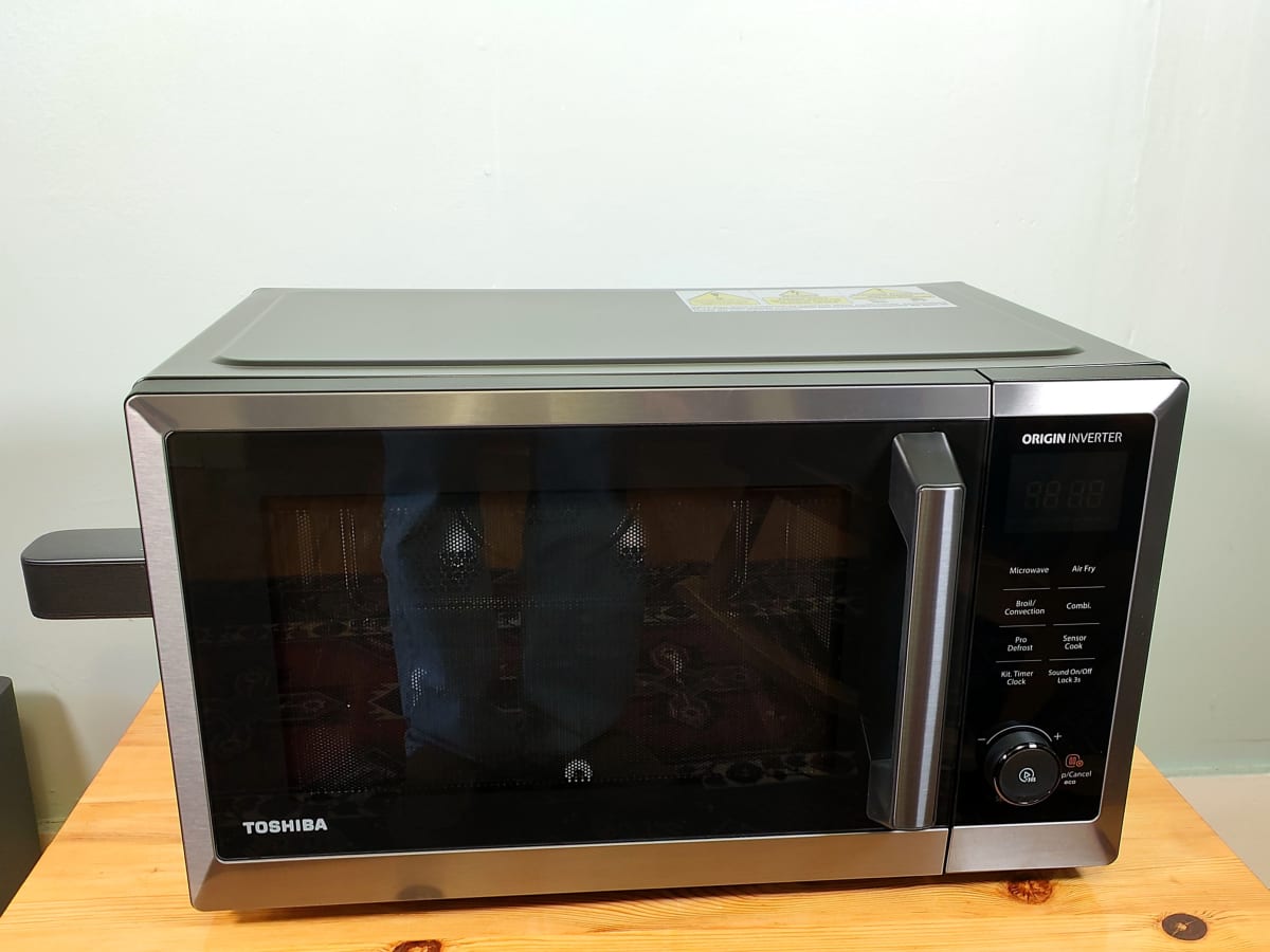 Toshiba 7-in-1 Countertop Microwave Oven with Air Fryer, Inverter