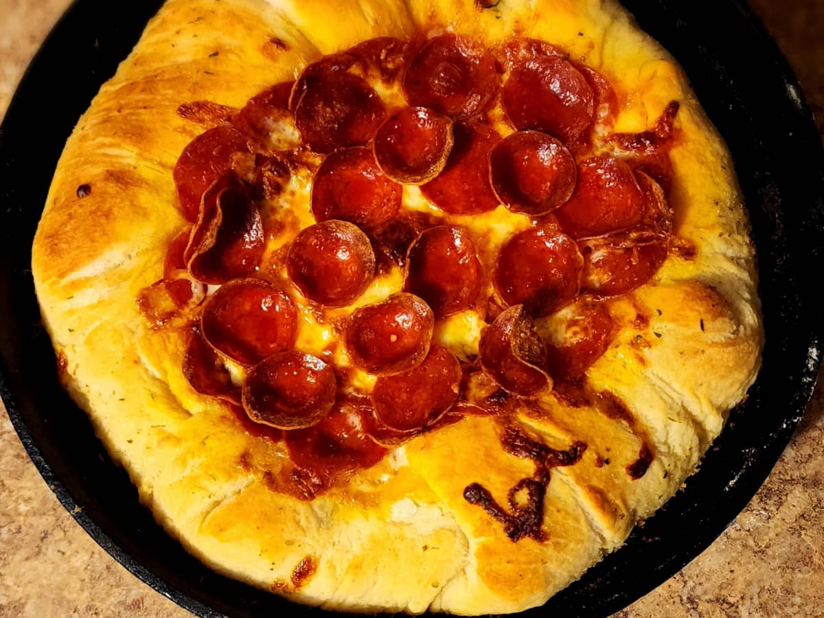 https://images.saymedia-content.com/.image/ar_4:3%2Cc_fill%2Ccs_srgb%2Cfl_progressive%2Cq_auto:eco%2Cw_1200/MTk2MjkwMDQ3NTk3NzQ5NTUy/cast-iron-skillet-pizza-recipe.jpg