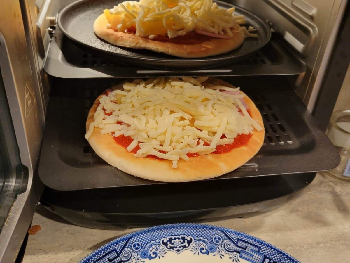 Air-fryer pitta pizzas