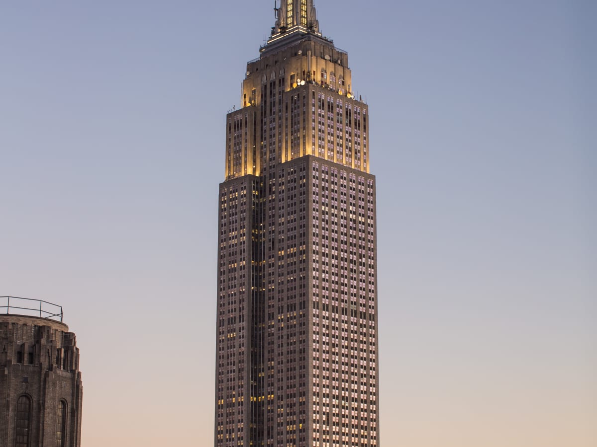 N.Y. Jets fly by Empire State Building 