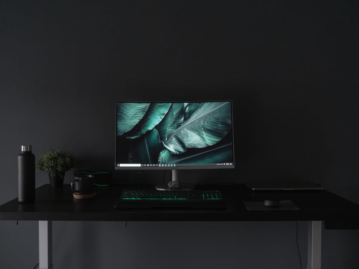 A Guide to a Minimal Gaming Setup - Minimal Desk Setups