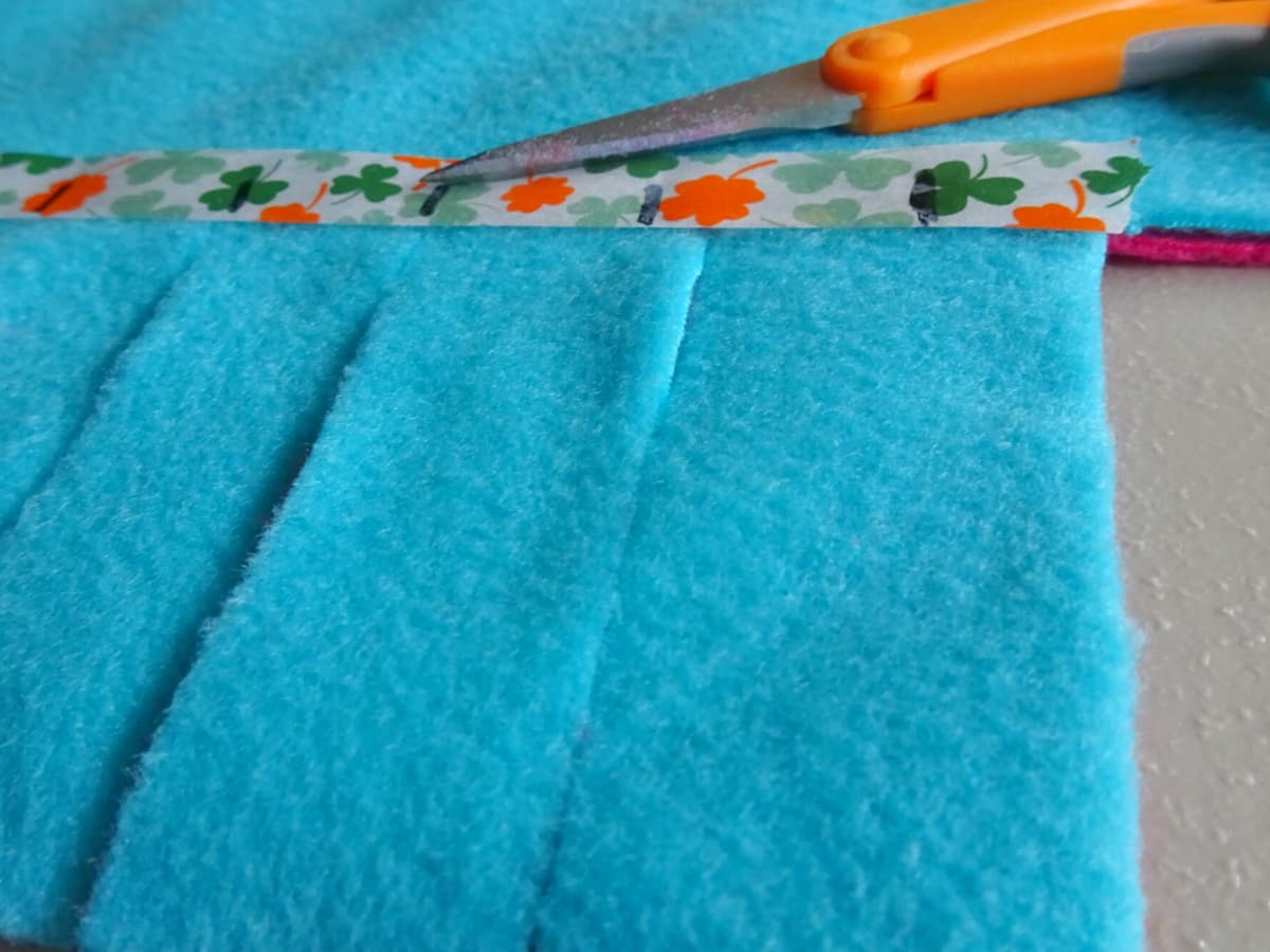 How to Make an Easy No-Sew Tie Fleece Blanket - FeltMagnet