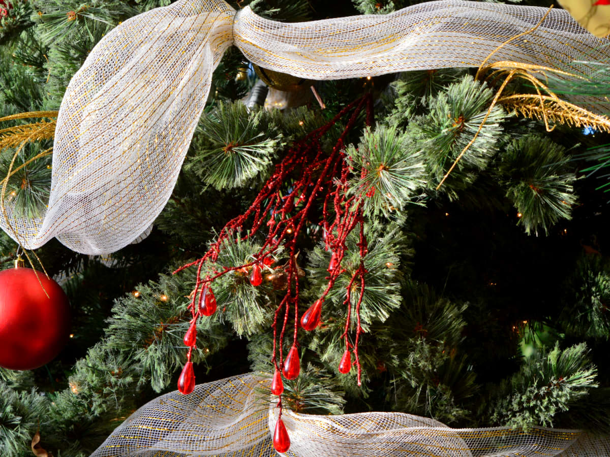 How to Tie Ribbon onto a Christmas Tree in a Criss Cross or Zig Zag Pattern  - Happy Haute Home
