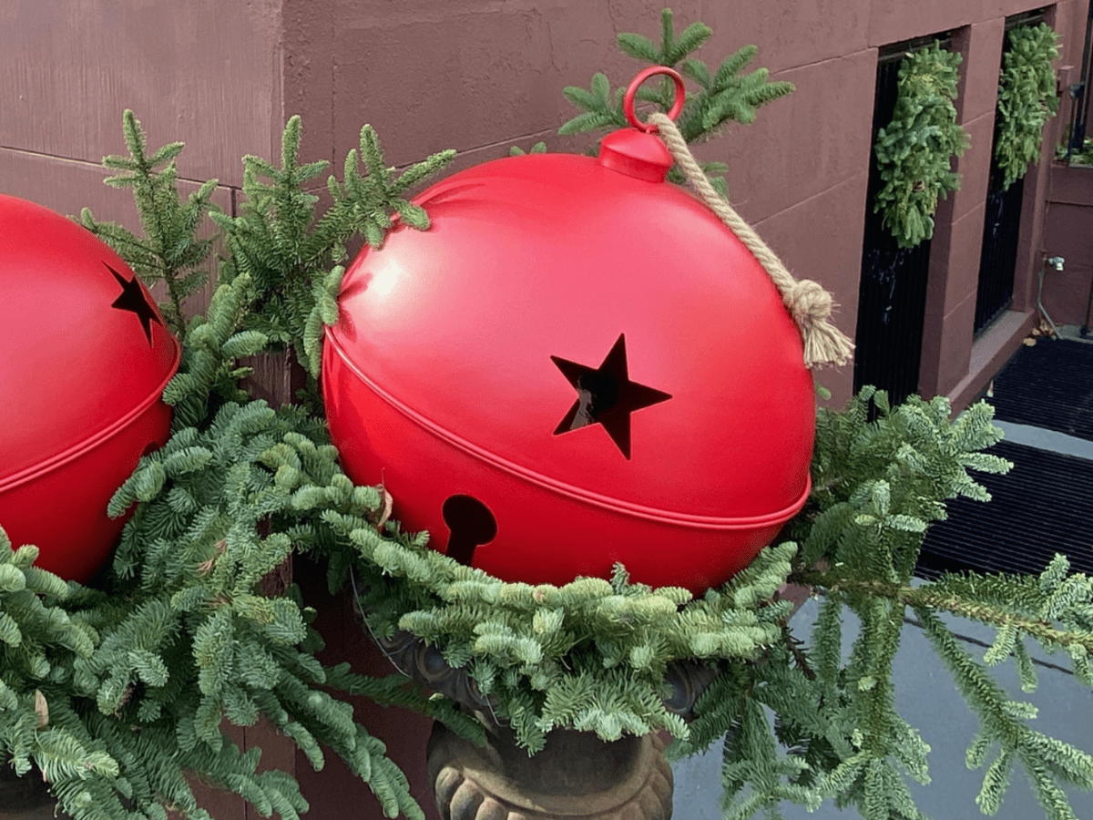 Make Oversized Ornaments Look More High-End With This Floral Foam Trick - FeltMagnet  News