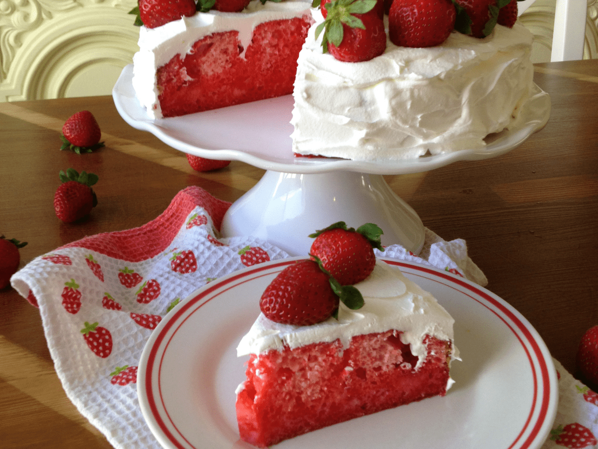 https://images.saymedia-content.com/.image/ar_4:3%2Cc_fill%2Ccs_srgb%2Cq_auto:eco%2Cw_1200/MTc0MTYwMzQyNjkwMDQ3ODY4/strawberry-jell-o-cake-with-fresh-strawberries.png