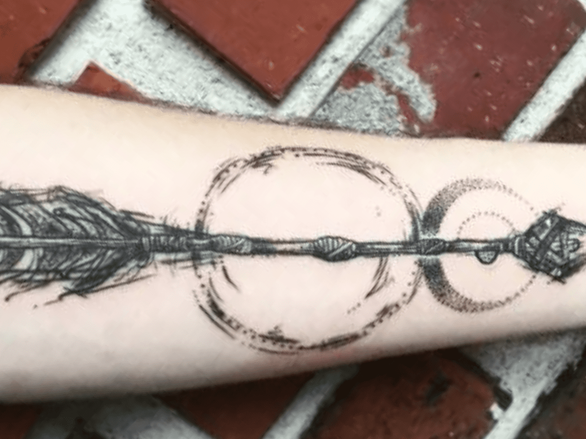 Crossed arrows with the first letter of everyones name in the family #arrow  #arrowtattoo #family #familytatt… | Arrow tattoos, Crossed arrow tattoos, Family  tattoos