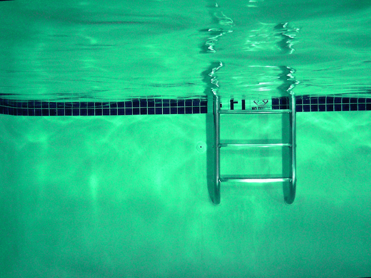 Why More Pool Owners Are Replacing Their Older Pool Light