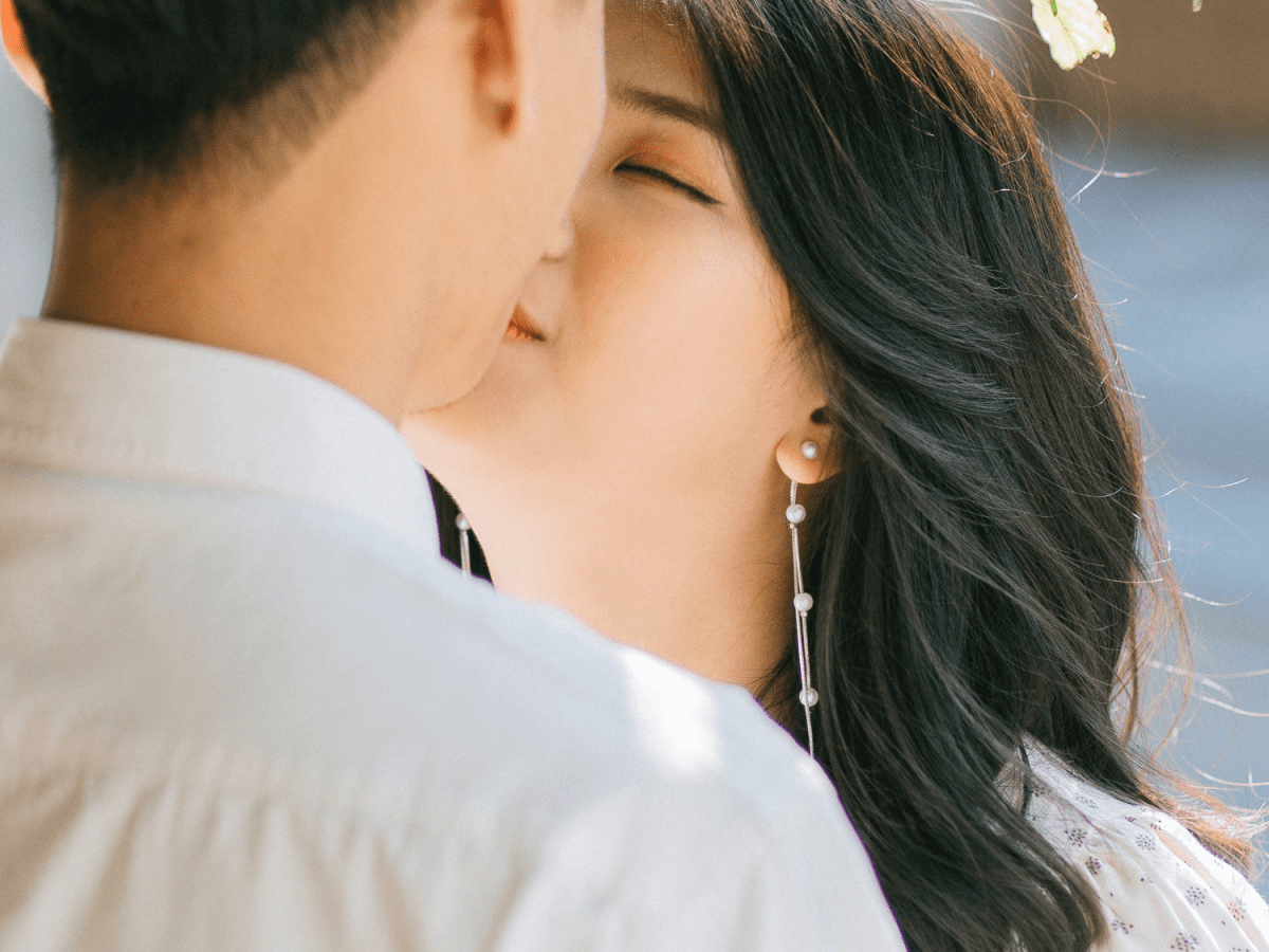 What Will My First Kiss Feel Like? 10 Things to Expect - PairedLife