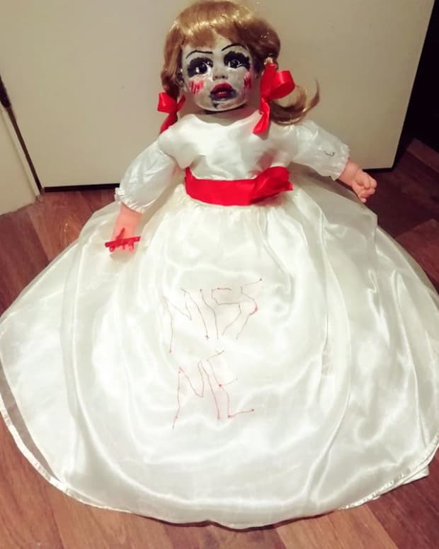 halloween-diy-displays-how-to-make-a-scary-annabelle-doll-for-your-halloween-yard-display
