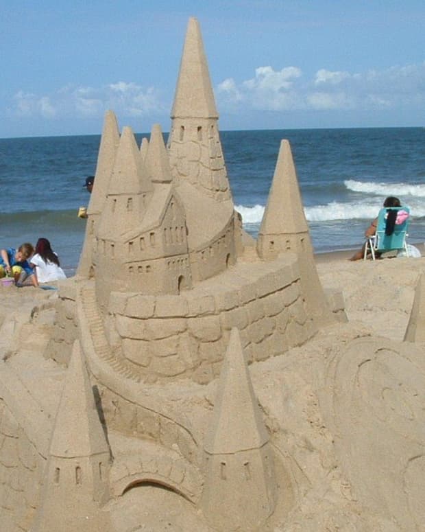 free-fun-at-the-beach-building-sand-castles-and-sand-sculptures