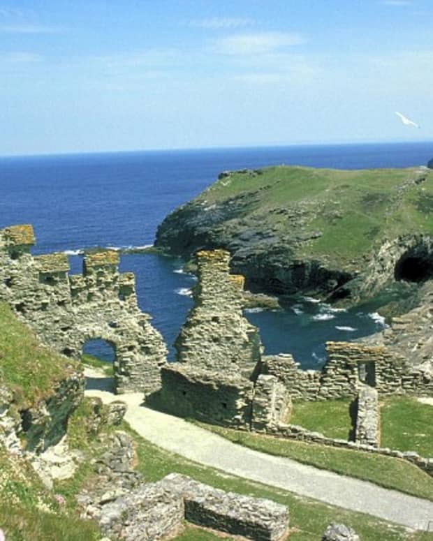 secret-britain-guide-to-the-hidden-legends-and-magical-places-for-the-tourist-who-likes-something-different