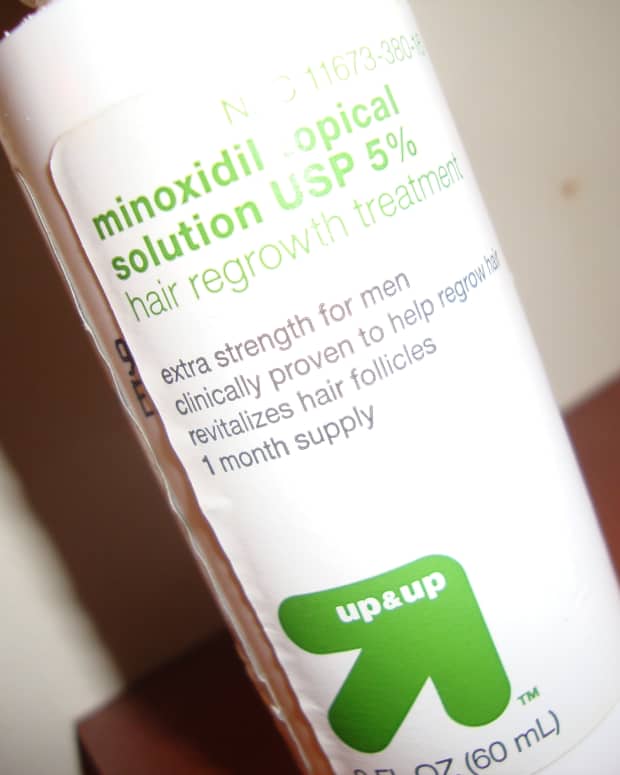how-to-apply-liquid-minoxidil-to-your-temples