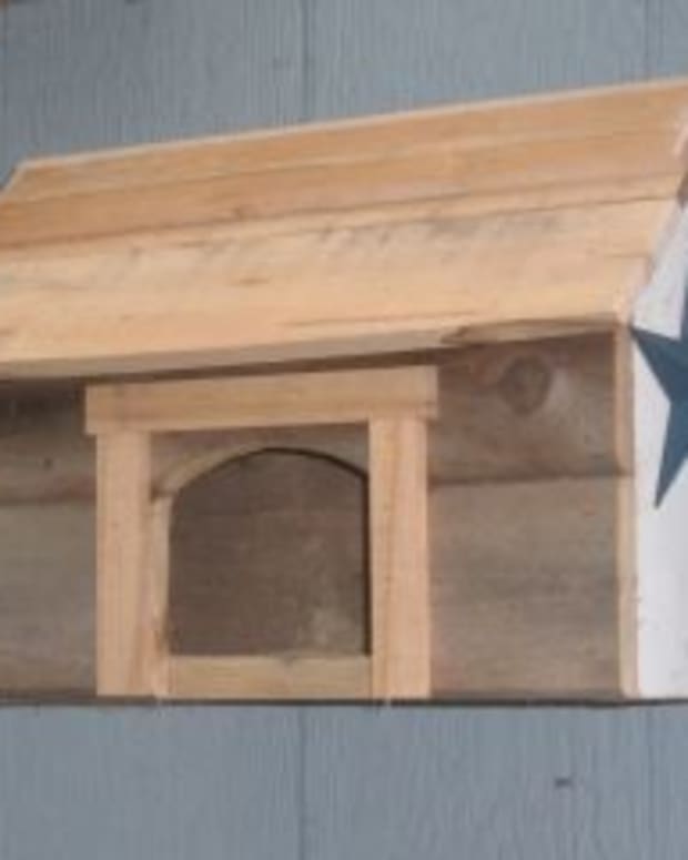wooden-birdhouse-from-salvaged-wood