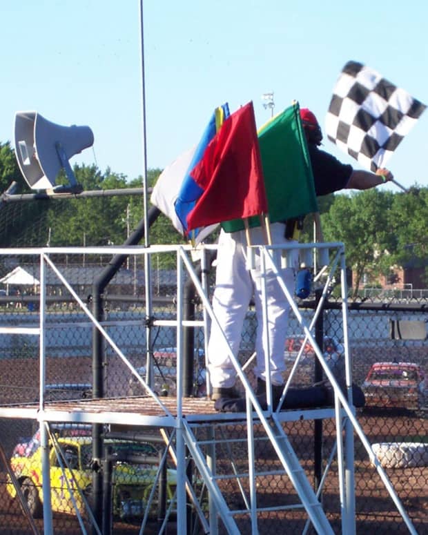 auto-racing-what-do-all-those-different-color-flags-mean