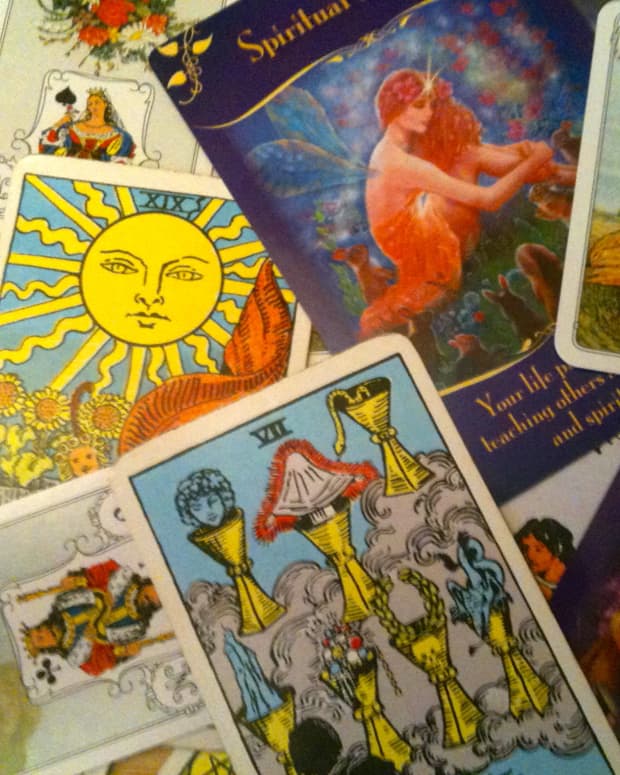 what-is-the-difference-between-tarot-and-oracle-cards