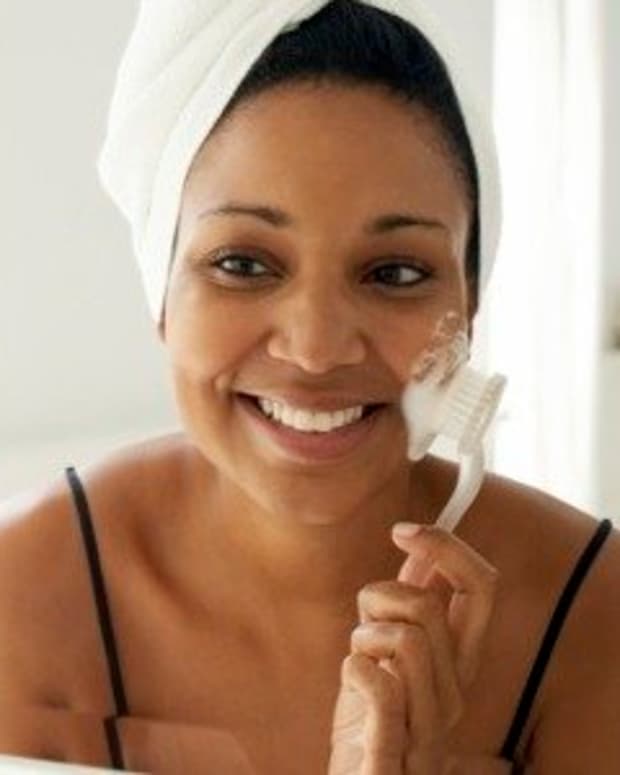 the-facial-brush-essential-in-a-skin-care-routine