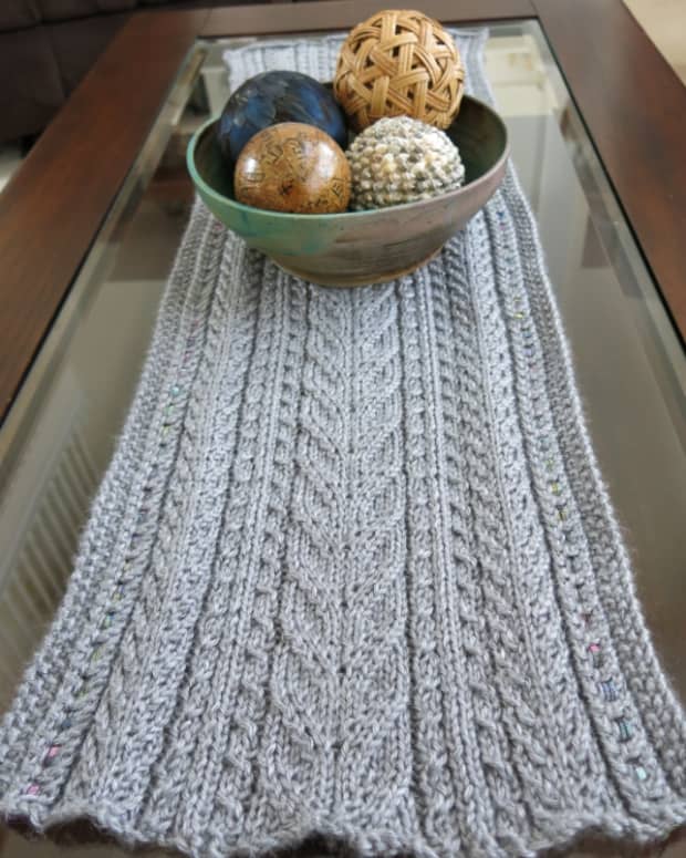 free-knitting-pattern-lace-cables-table-runner
