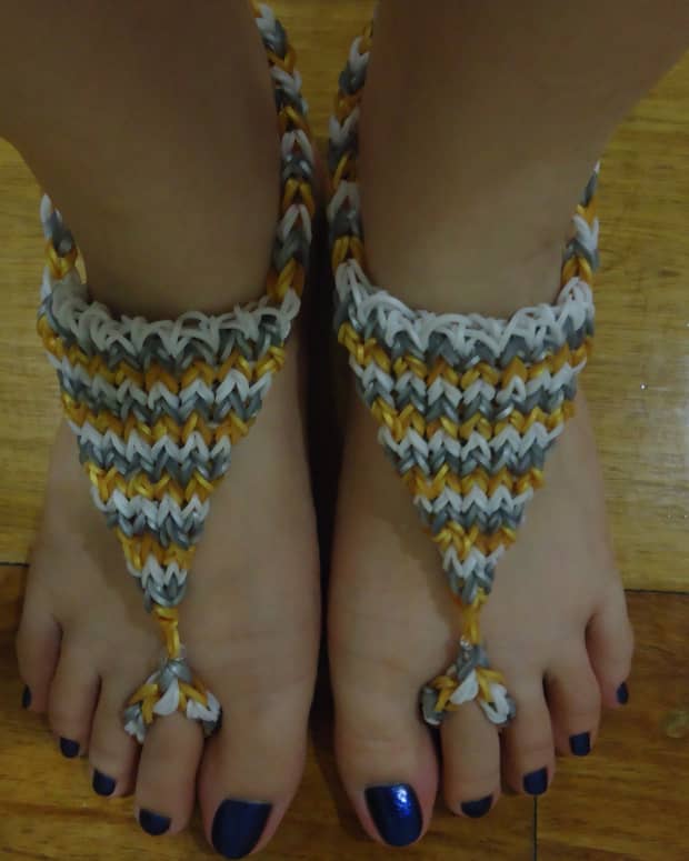 how-to-make-a-triangle-barefoot-sandal-using-the-rainbow-loom