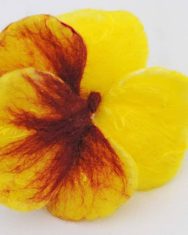 how-to-use-a-wire-frame-to-make-a-3d-wet-felted-pansy