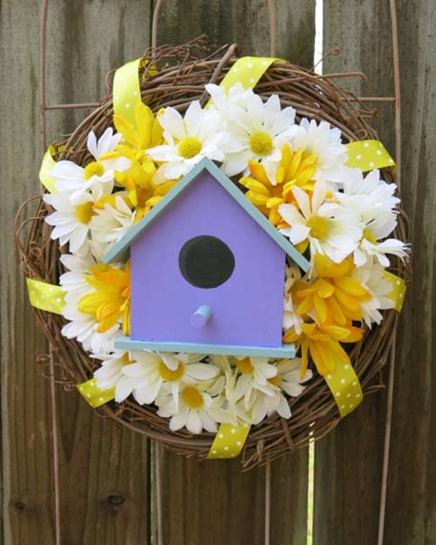 diy-craft-decoration-how-to-make-a-welcome-wreath-with-a-charming-bird-house-and-flowers