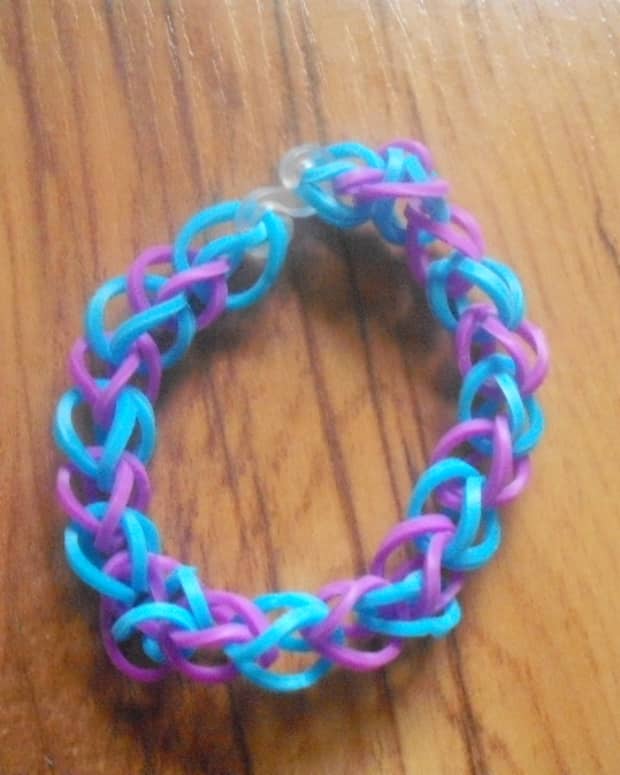 Simple DIY Rubber Band Bracelets to Make Yourself (No Loom Required)