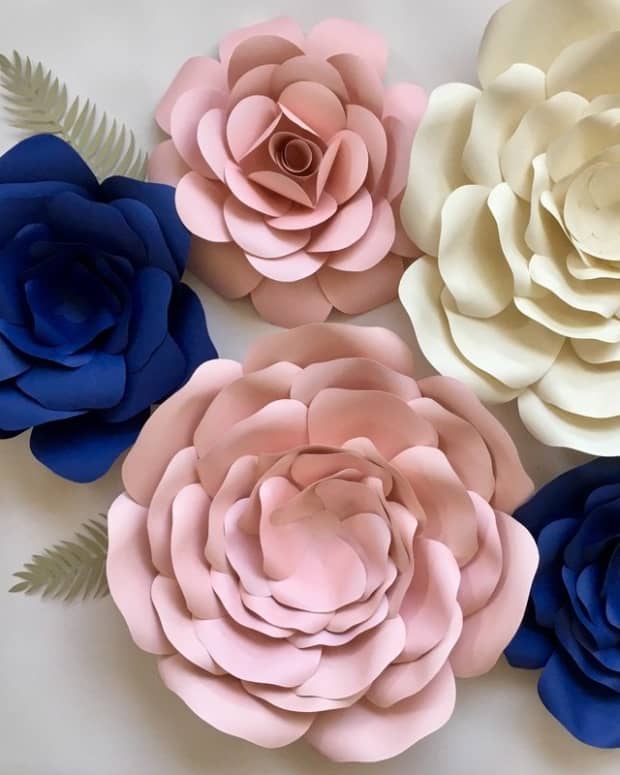 How to make a big paper flowers - A girl and a glue gun