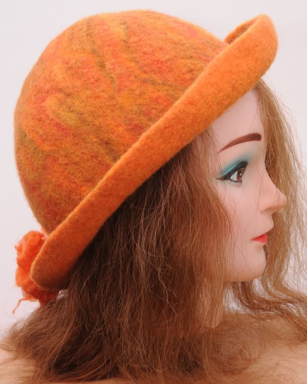 how-to-use-a-resist-shape-to-create-a-wet-felted-hat-and-flowers