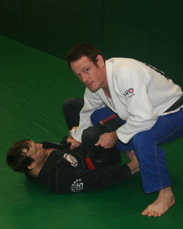 Basic Brazilian JiuJitsu De La Riva Guard Tutorial (With Videos