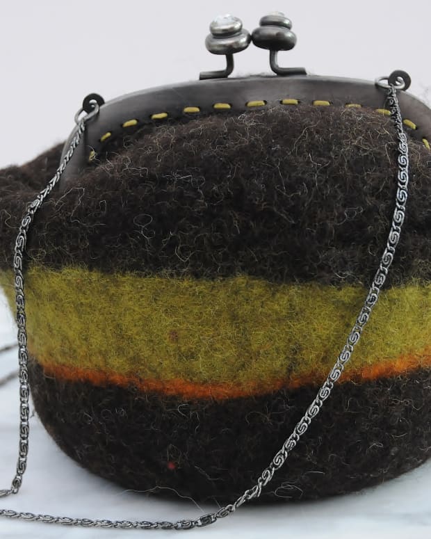 how-to-wet-felt-a-shoulder-bag-on-a-ball-complete-with-recycled-purse-frame