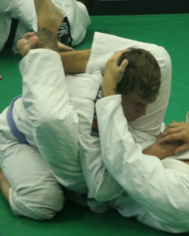 triangle-maintenance-dealing-with-the-hand-in-the-collar-a-bjj-tutorial