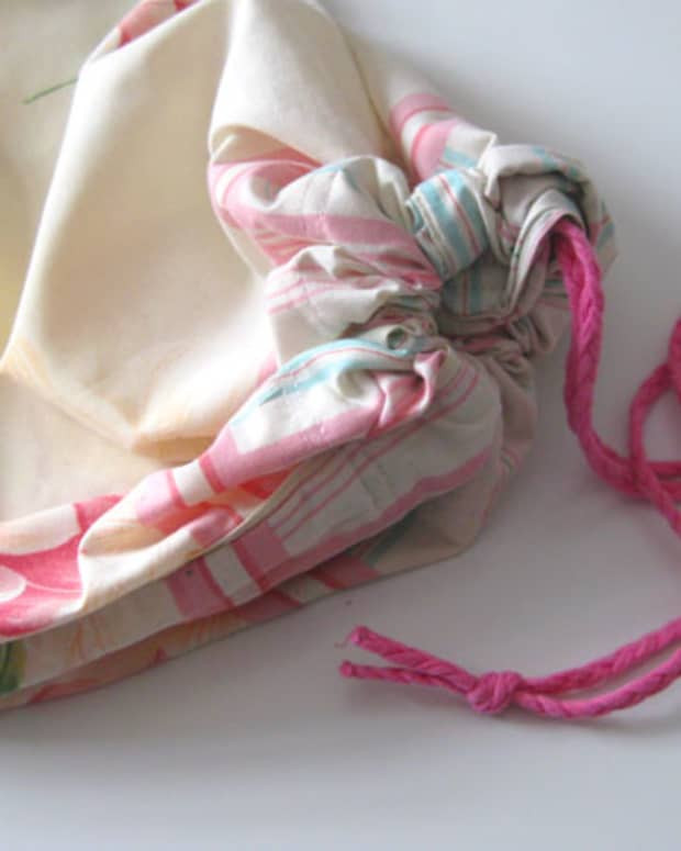 how-to-make-a-bra-bag-out-of-an-old-pillowcase-diy-laundry-linen-bag