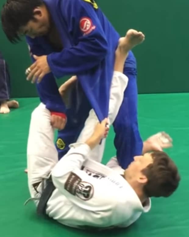 how-to-set-up-lapel-guard-for-bjj-and-catch-a-triangle-a-tutorial