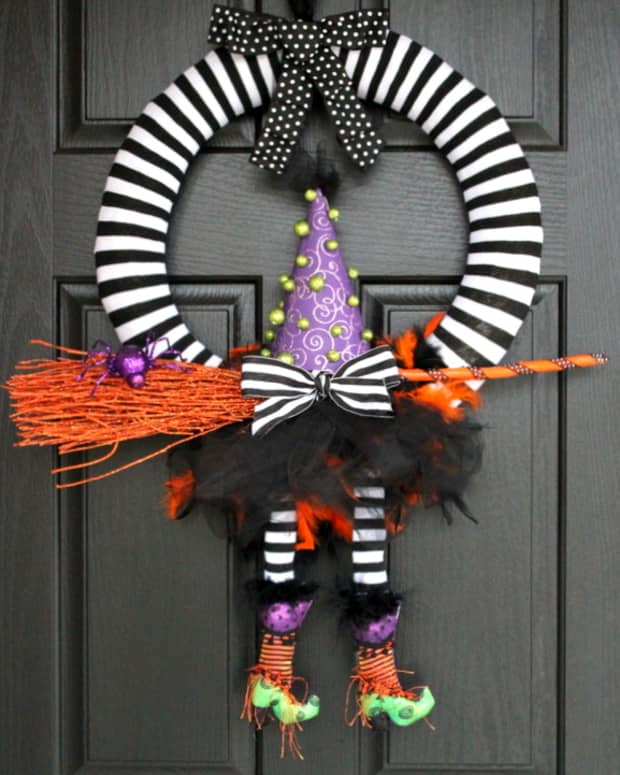 easiest-diy-halloween-wreaths-you-will-be-dying-to-make