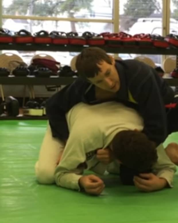 how-to-do-the-clock-choke-in-bjj-and-defend-it