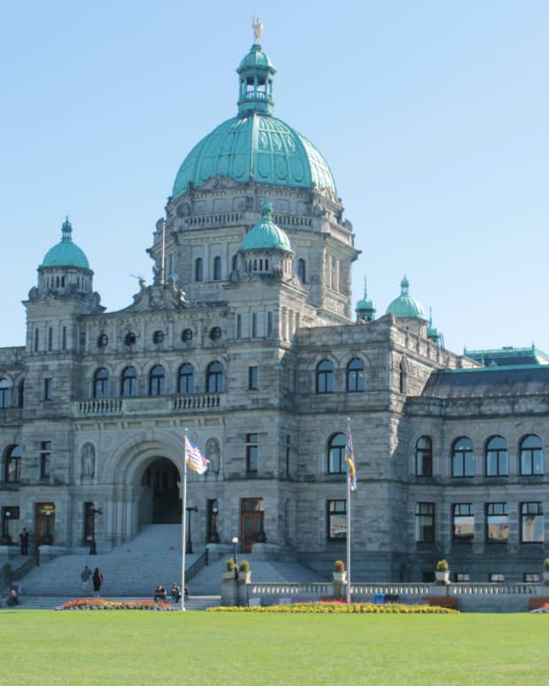 pros-and-cons-of-staying-on-the-inner-harbour-in-victoria-bc