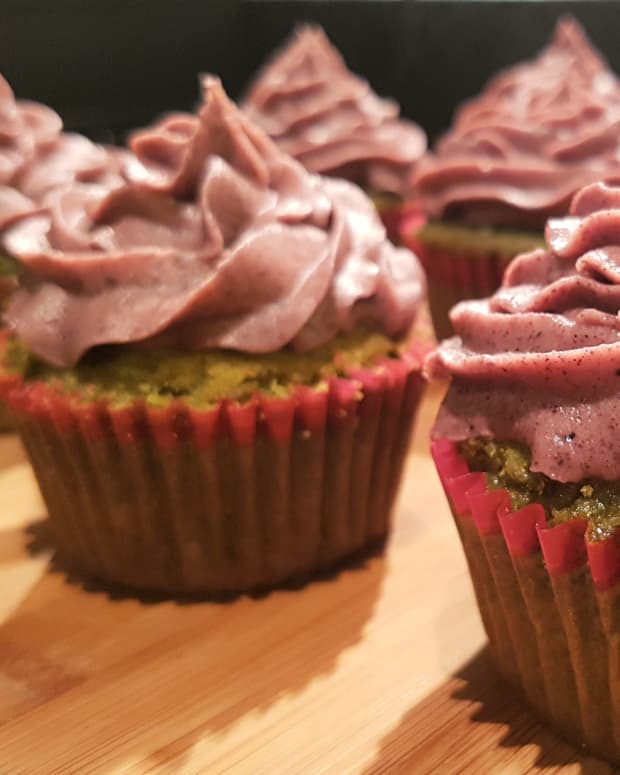 healthy-dessert-recipe-wheatgrass-cupcakes-with-acai-buttercream-frosting