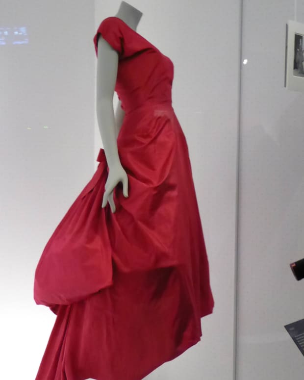balenciaga-shaping-fashion-exhibition-at-londons-va-museum