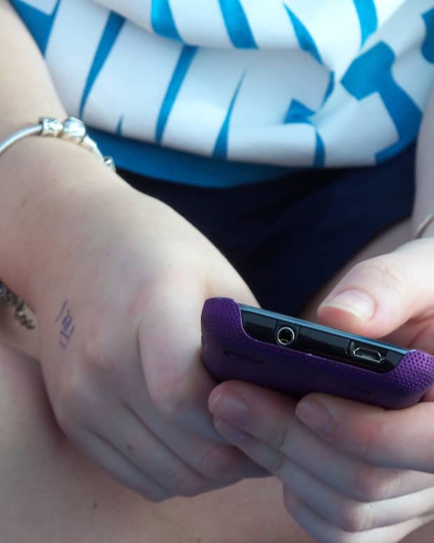 smartphones-teens-and-mental-health-why-we-need-less-sensationalism-and-more-respect