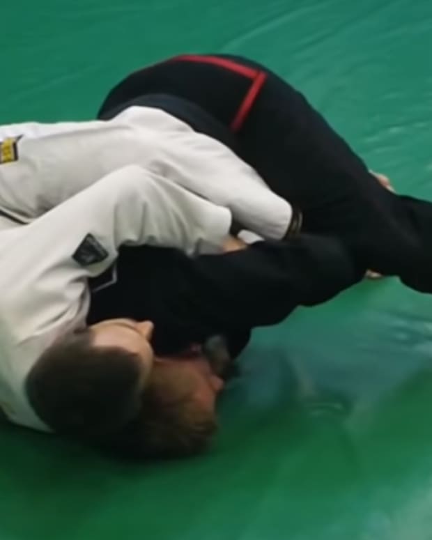 how-to-escape-the-back-from-the-knees-in-bjj