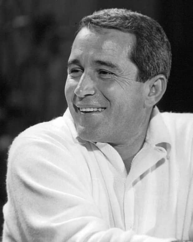 how-perry-como-single-handedly-saved-men-the-privilege-to-wear-sweaters
