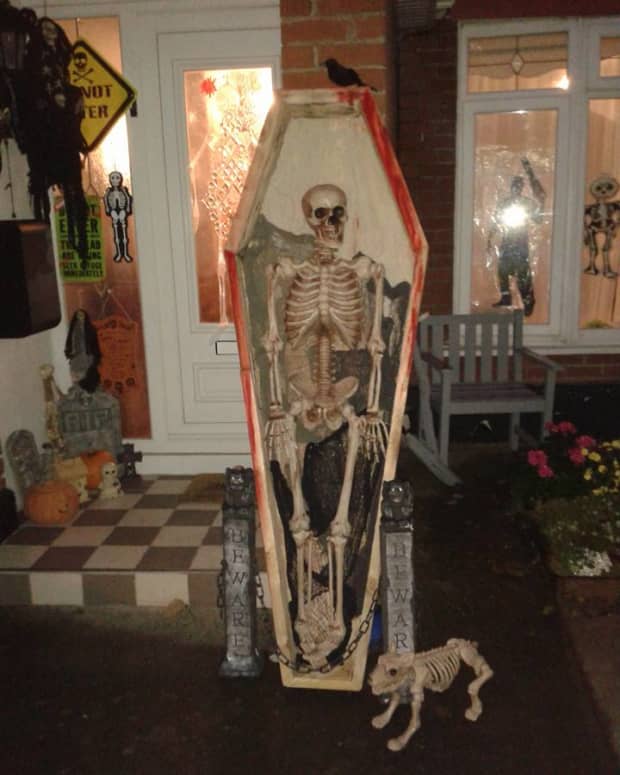 halloween-decorations-how-to-make-a-coffin-for-your-halloween-skeleton-display