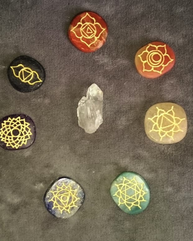 how-to-balance-the-chakras-using-crystals