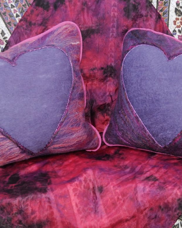 how-to-make-wet-felted-heart-cushions-for-valentines-day