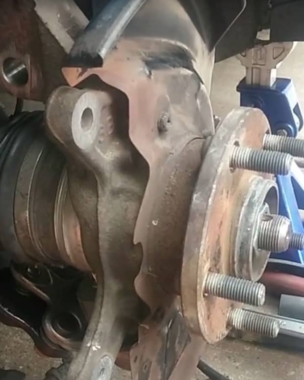 lexus-es300-front-strut-control-arm-ball-joint-and-stabilizer-bar-link-replacement