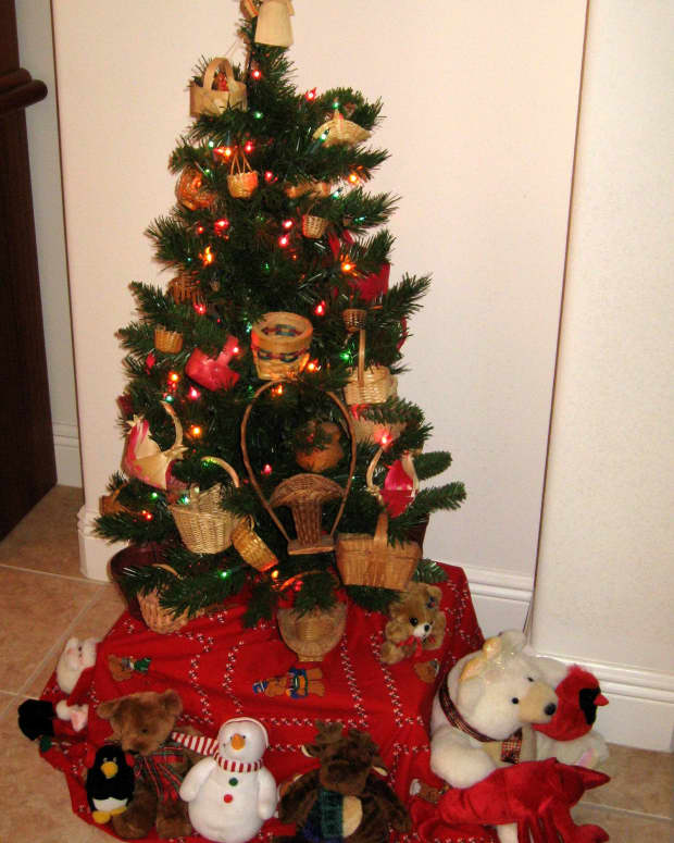 christmas-tree-theme-miniature-baskets