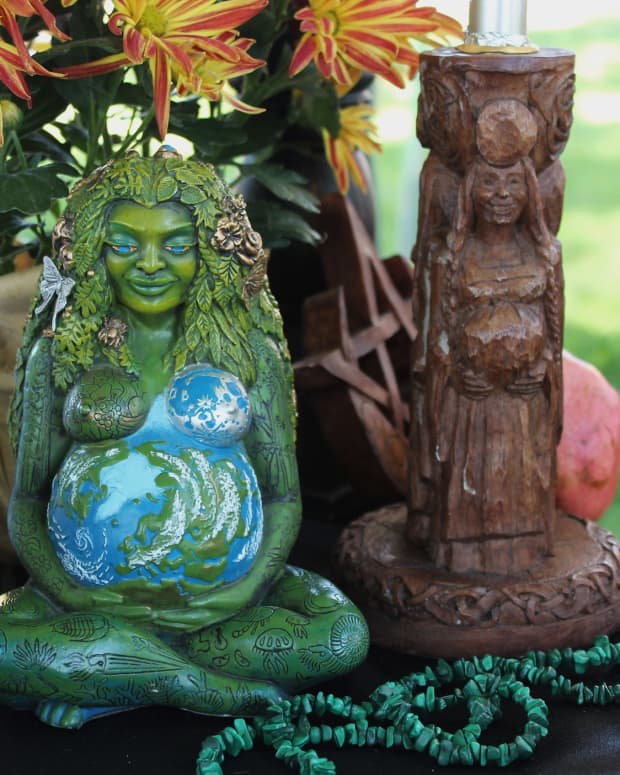 8-items-that-should-be-on-pagan-altars