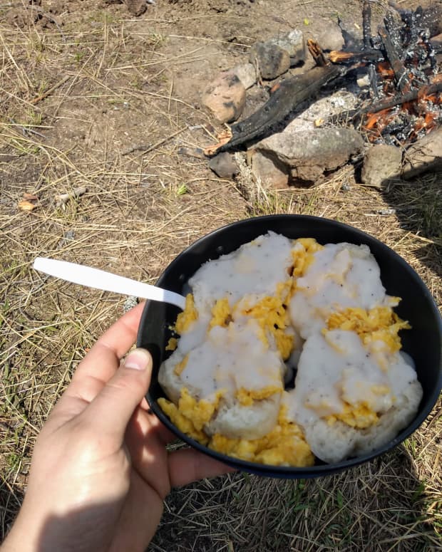 camping-hack-easy-biscuits-and-gravy