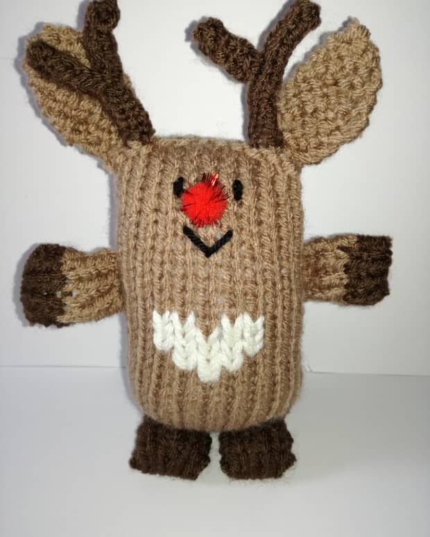 how-to-knit-a-reindeer-doll-with-pattern