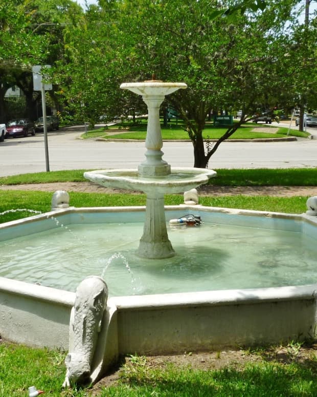 antique-dolphin-fountain-in-houstons-lamar-park
