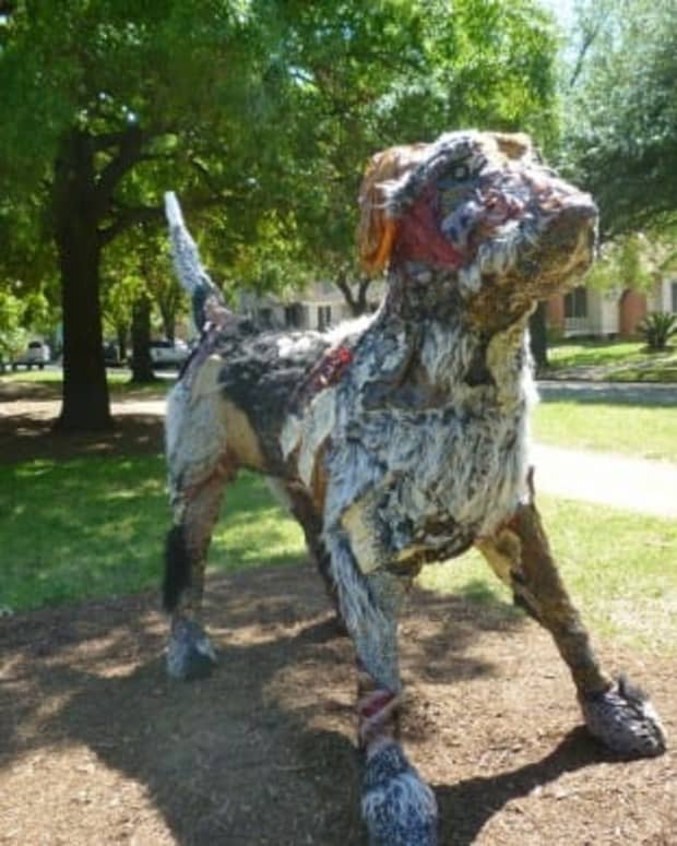 carter-ernst-dog-sculpture-in-houstons-true-north-exhibit